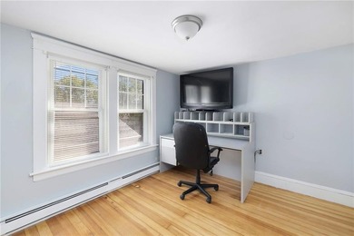 Charming 3-bedroom Bungalow situated on an oversized lot in a - photo 29