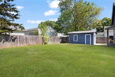 Charming 3-bedroom Bungalow situated on an oversized lot in a - photo 38