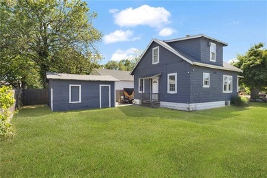 Charming 3-bedroom Bungalow situated on an oversized lot in a - photo 40