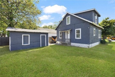 Charming 3-bedroom Bungalow situated on an oversized lot in a - photo 41