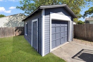 Charming 3-bedroom Bungalow situated on an oversized lot in a - photo 42