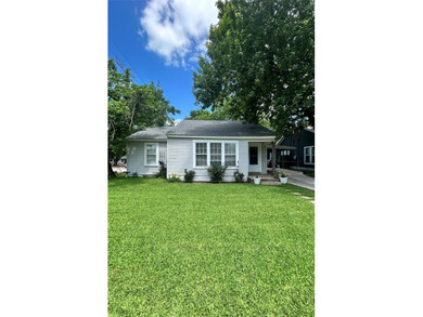 Corner-lot opportunity within walking distance to the city park - photo 1