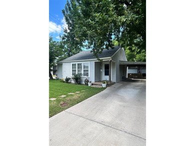 Corner-lot opportunity within walking distance to the city park - photo 2