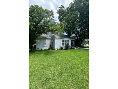 Corner-lot opportunity within walking distance to the city park - photo 3