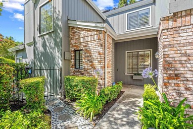 Beautifully renovated 3 bedroom, 2.5 bath home that lives like a - photo 2