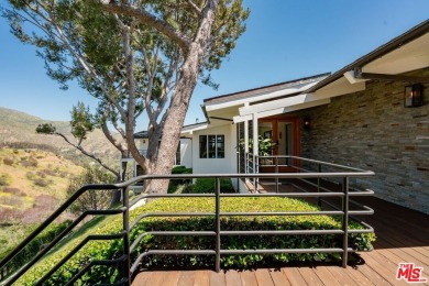 Nestled in the heart of Malibu, this architectural post-and-beam - photo 3