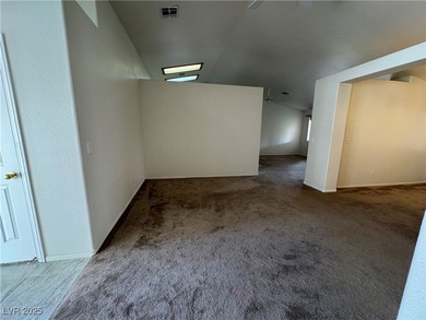 *Gorgeous Home* Single Story, quiet community, 3 Bedroom, 2