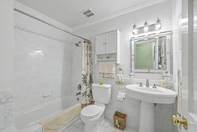 This spacious approximately 3,600-square-foot split-level home - photo 17