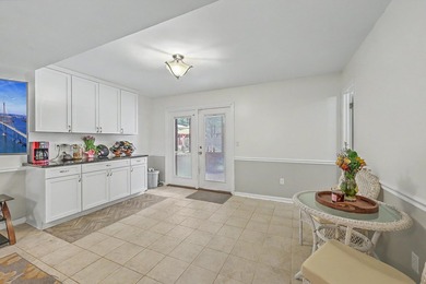 This spacious approximately 3,600-square-foot split-level home - photo 20