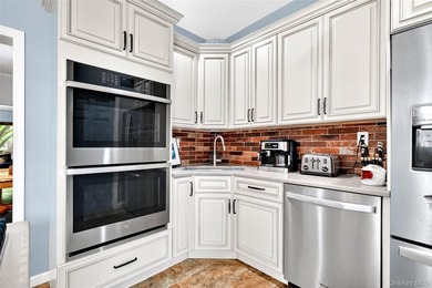 Well maintained and thoughtfully updated, this Morris Park - photo 16