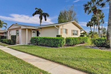 Beautifully updated 1-bedroom, 1-bath corner villa in the - photo 2