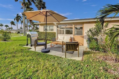 Beautifully updated 1-bedroom, 1-bath corner villa in the - photo 3
