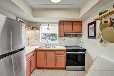 Beautifully updated 1-bedroom, 1-bath corner villa in the - photo 5