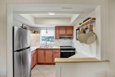 Beautifully updated 1-bedroom, 1-bath corner villa in the - photo 8