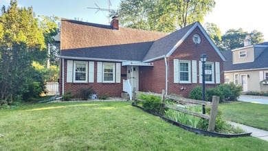 LAKEFRONT in downtown Hobart! This adorable classic brick home - photo 1