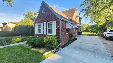 LAKEFRONT in downtown Hobart! This adorable classic brick home - photo 3