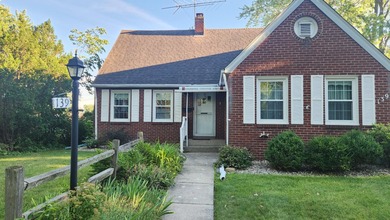 LAKEFRONT in downtown Hobart! This adorable classic brick home - photo 4