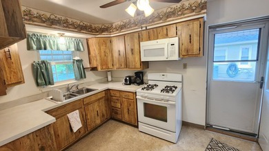 LAKEFRONT in downtown Hobart! This adorable classic brick home - photo 10