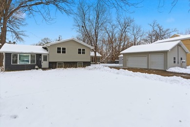 Third Lake Home Active Under Contract in Third Lake Illinois