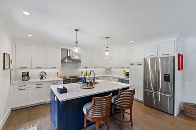 Beautifully remodeled 3 BR/3 BA home with a full 2 car garage in - photo 22
