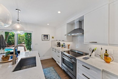 Beautifully remodeled 3 BR/3 BA home with a full 2 car garage in - photo 25