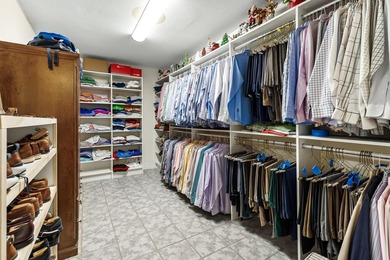 Beautifully updated and meticulously maintained single-story - photo 28