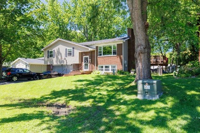 Welcome to this beautifully maintained 4-bedroom, 2.5-bath - photo 3