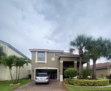 Spacious two-story home featuring 4 bedrooms, 3.5 bathrooms - photo 2