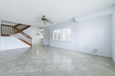 Welcome to this lovingly cared for waterfront townhome centrally - photo 3