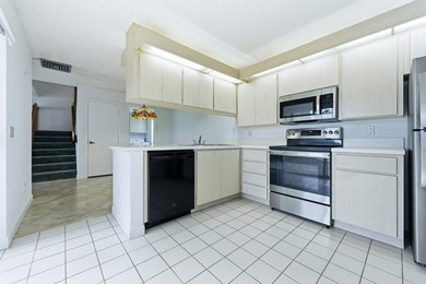 Welcome to this lovingly cared for waterfront townhome centrally - photo 7