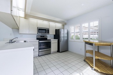 Welcome to this lovingly cared for waterfront townhome centrally - photo 8
