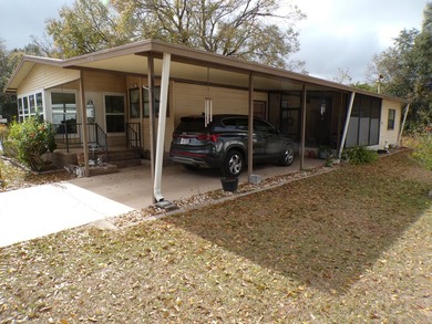 Well-maintained 1990 manufactured home located on a desirable - photo 2