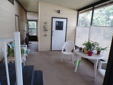 Well-maintained 1990 manufactured home located on a desirable - photo 3