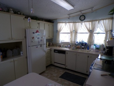Well-maintained 1990 manufactured home located on a desirable - photo 5