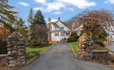 (private lake, pond, coastal) Home Sale Pending in Port Washington New York