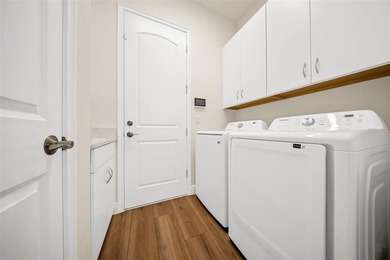 Beautiful move-in ready single-story home featuring 3 bedrooms - photo 13