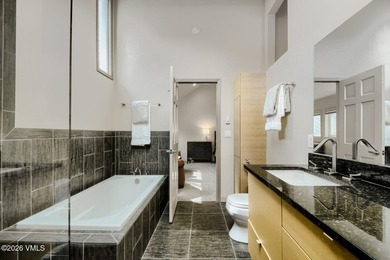 Beautifully maintained 4-bedroom, 4.5-bath duplex in a prime - photo 15