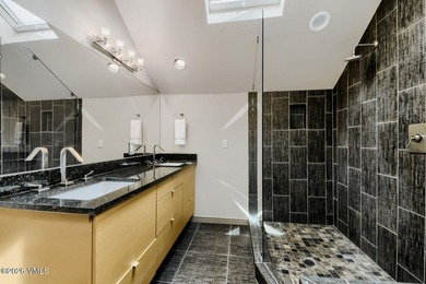 Beautifully maintained 4-bedroom, 4.5-bath duplex in a prime - photo 16