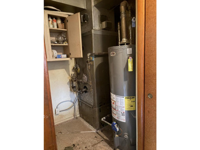 **Attention Investors, Handymen, and Savvy Tradesmen!** This - photo 8
