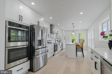 Professionally appraised at $975,000 prior to listing, this - photo 3