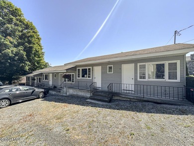 LAKE GEORGE FAMILY COMPOUND House with 11 cabins & 6 motel rooms - photo 35