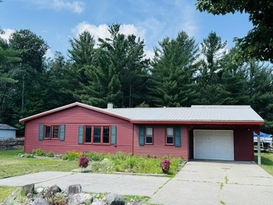 Looking for the perfect Up North getaway? This 2-bedroom, 2-bath - photo 1
