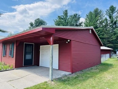 Looking for the perfect Up North getaway? This 2-bedroom, 2-bath - photo 2