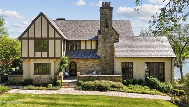 This classic 1928 Tudor Revival estate, within the Kingston Pike - photo 1