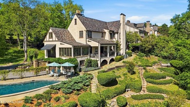 This classic 1928 Tudor Revival estate, within the Kingston Pike - photo 2