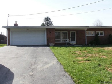 Truely one level living. 3 bedrooms, 2 full baths, one has - photo 2