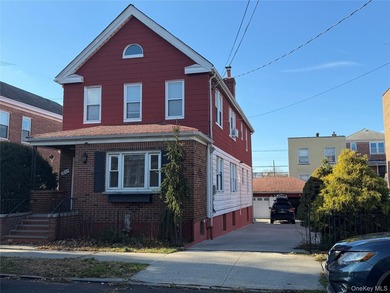 Charming two-dwelling property in the desirable Pelham Bay area - photo 1
