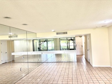 Welcome to this charming two-story townhouse in the Fountains of - photo 2