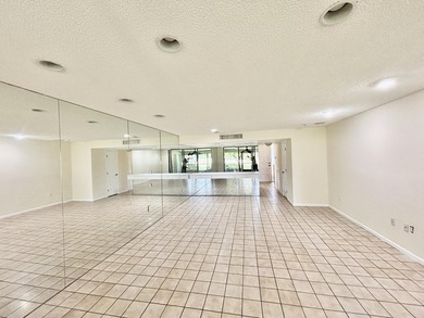 Welcome to this charming two-story townhouse in the Fountains of - photo 3