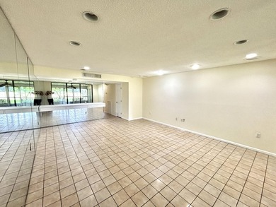 Welcome to this charming two-story townhouse in the Fountains of - photo 4